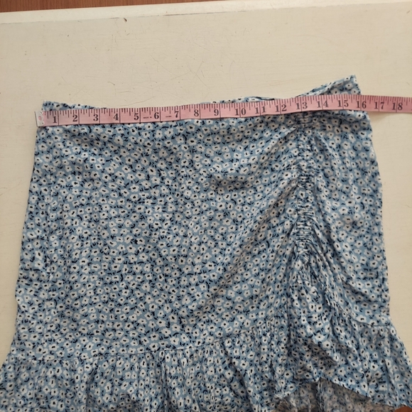 H&M blue floral mini ruffle skirt w/ ruched side Sz 12 - Picture 5 of 7